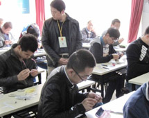 老師監督學生做實驗 老師監督學生做實驗